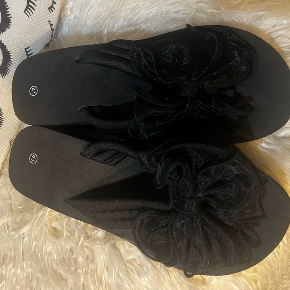 Amazon Basics Shoes - Elegant Black Women's Sandals with Floral Accent